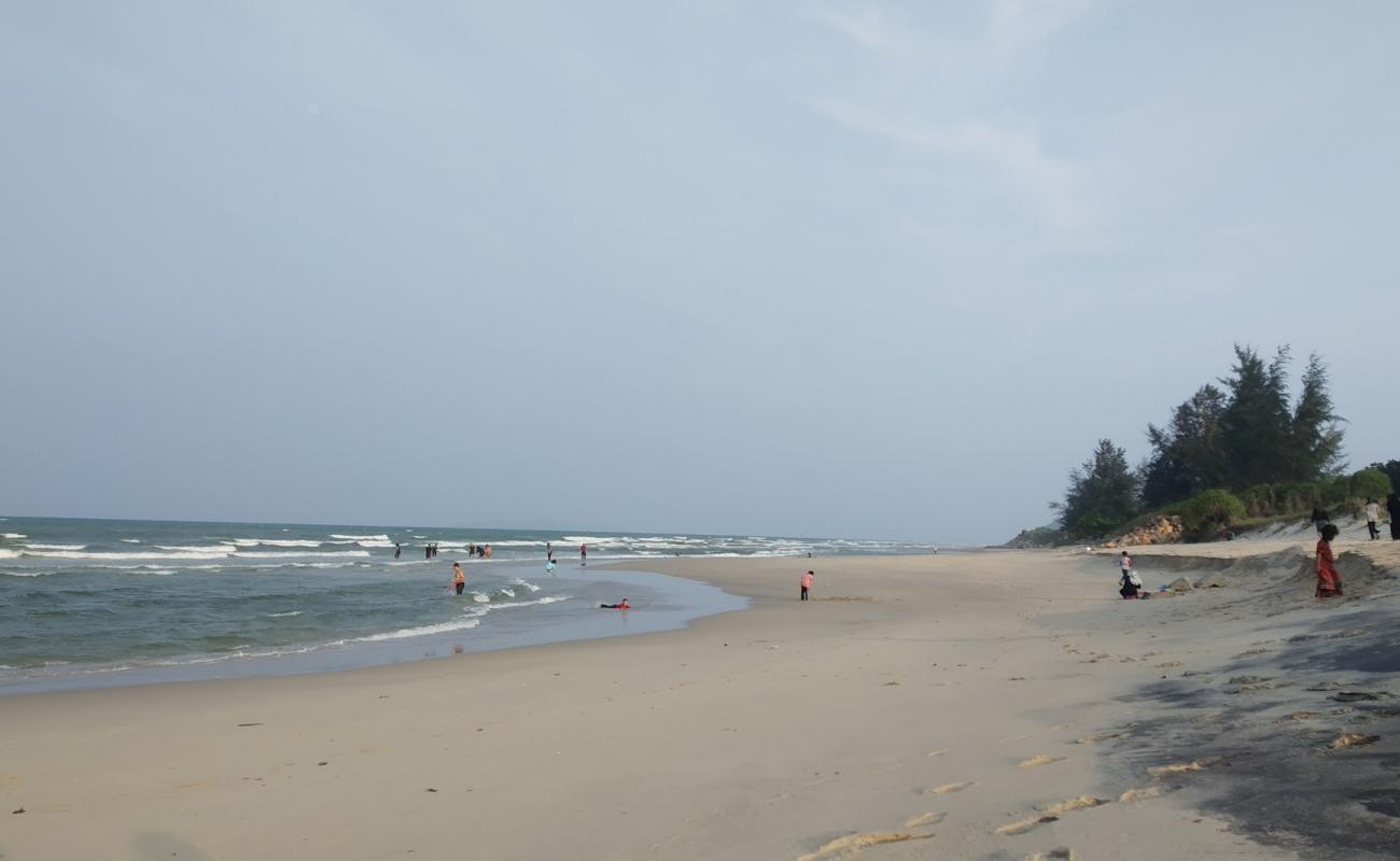 Foto de Pantai Kuala Ibai con arena brillante superficie