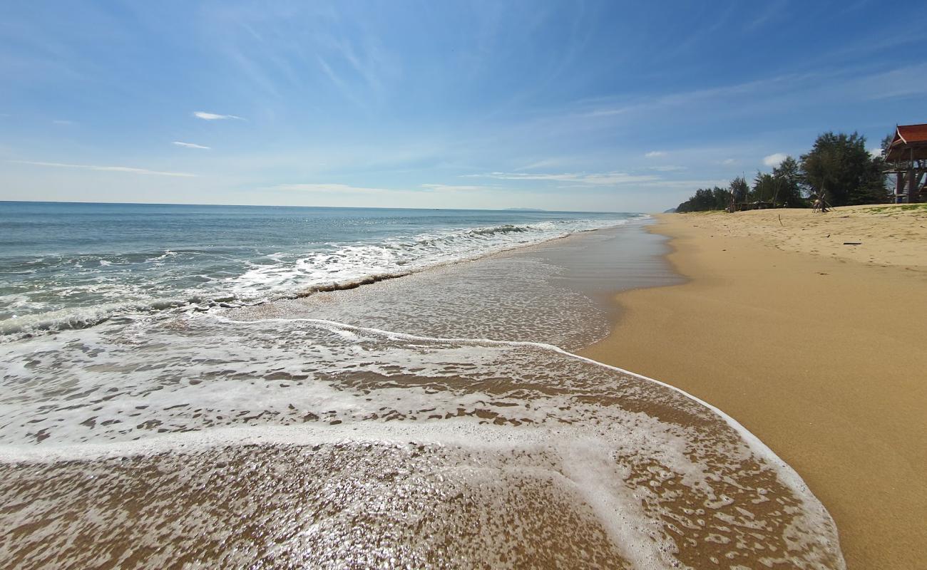 Foto de Batu Buruk Beach con arena brillante superficie