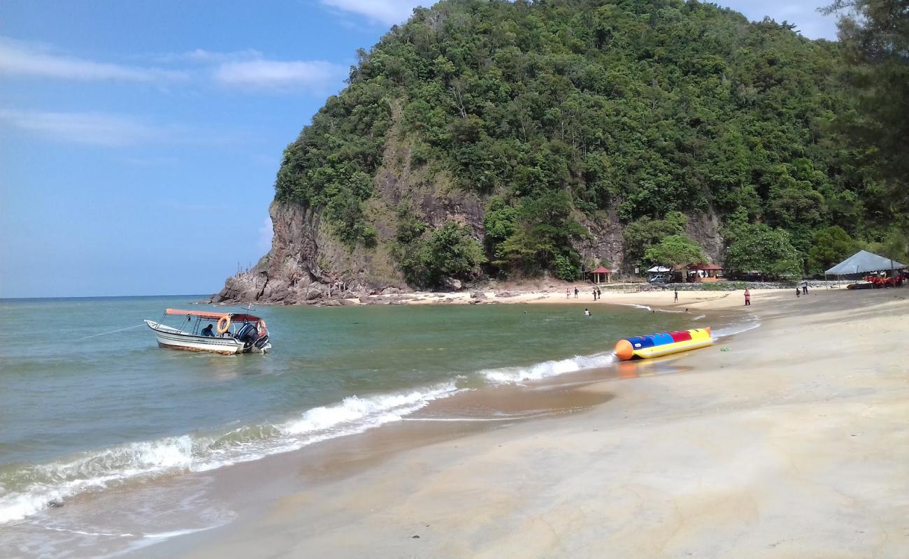 Foto de Bukit Keluang Beach con arena brillante superficie