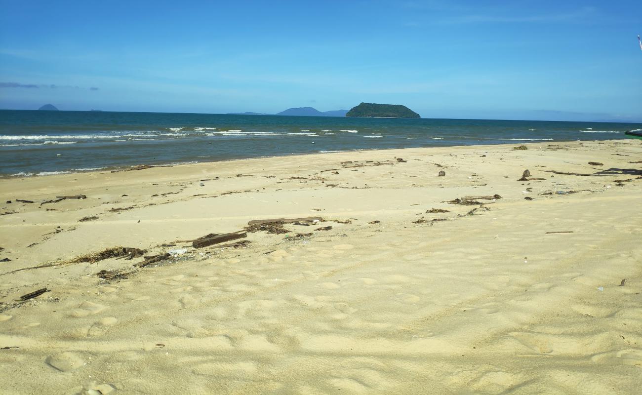 Foto de Air Tawar Beach con arena brillante superficie