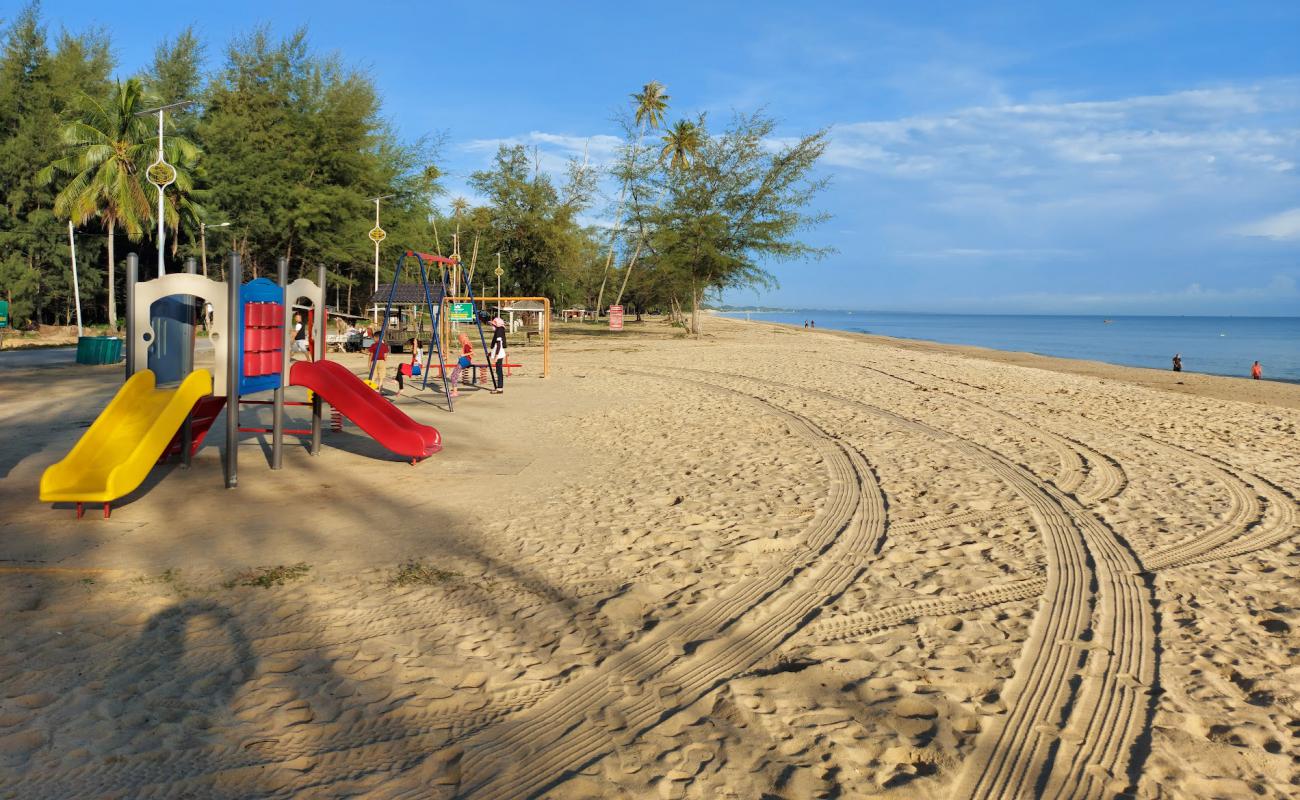 Foto de Bisikan Bayu Beach con arena brillante superficie
