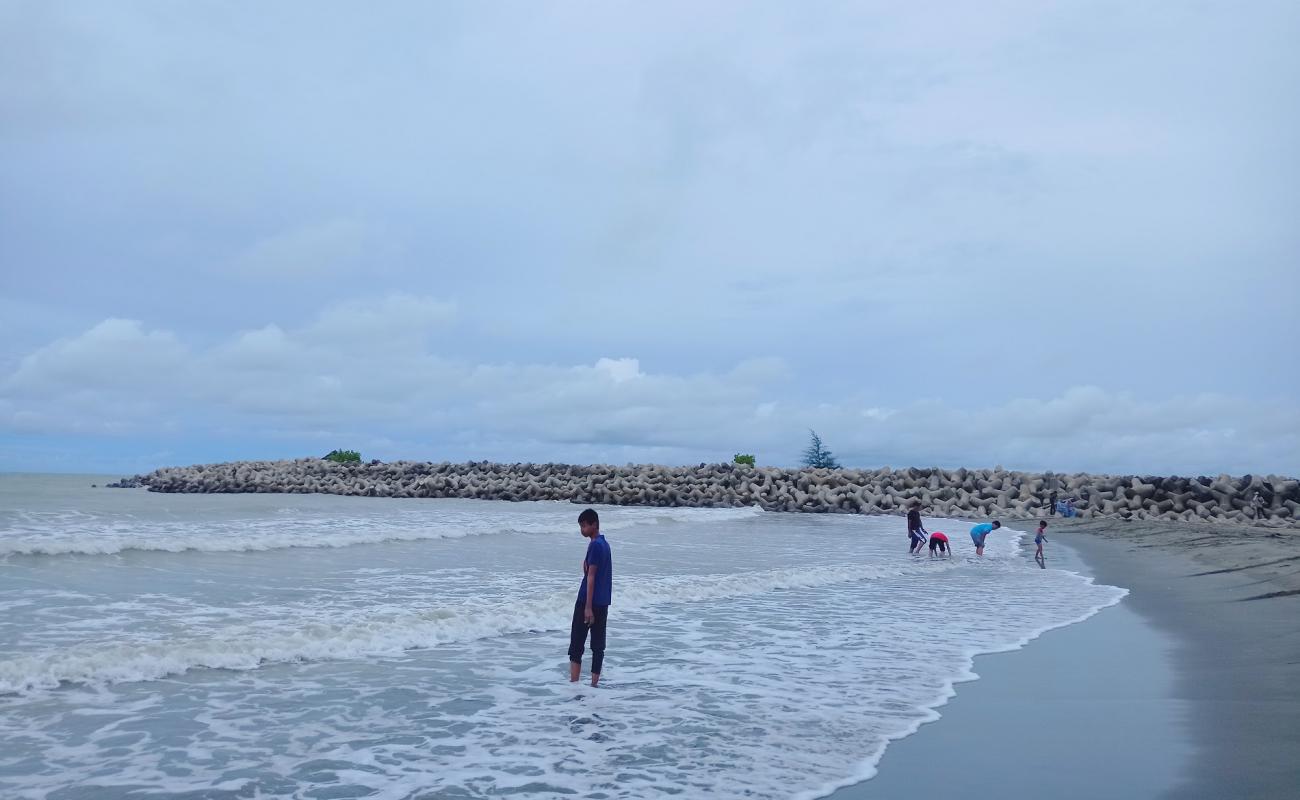 Foto de Kemasin Bachok Beach con arena brillante superficie