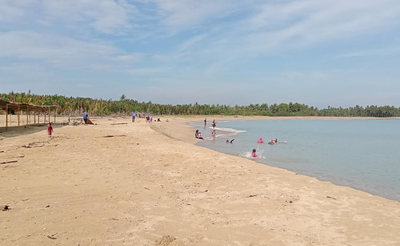 Foto de Nusuk Beach con arena brillante superficie