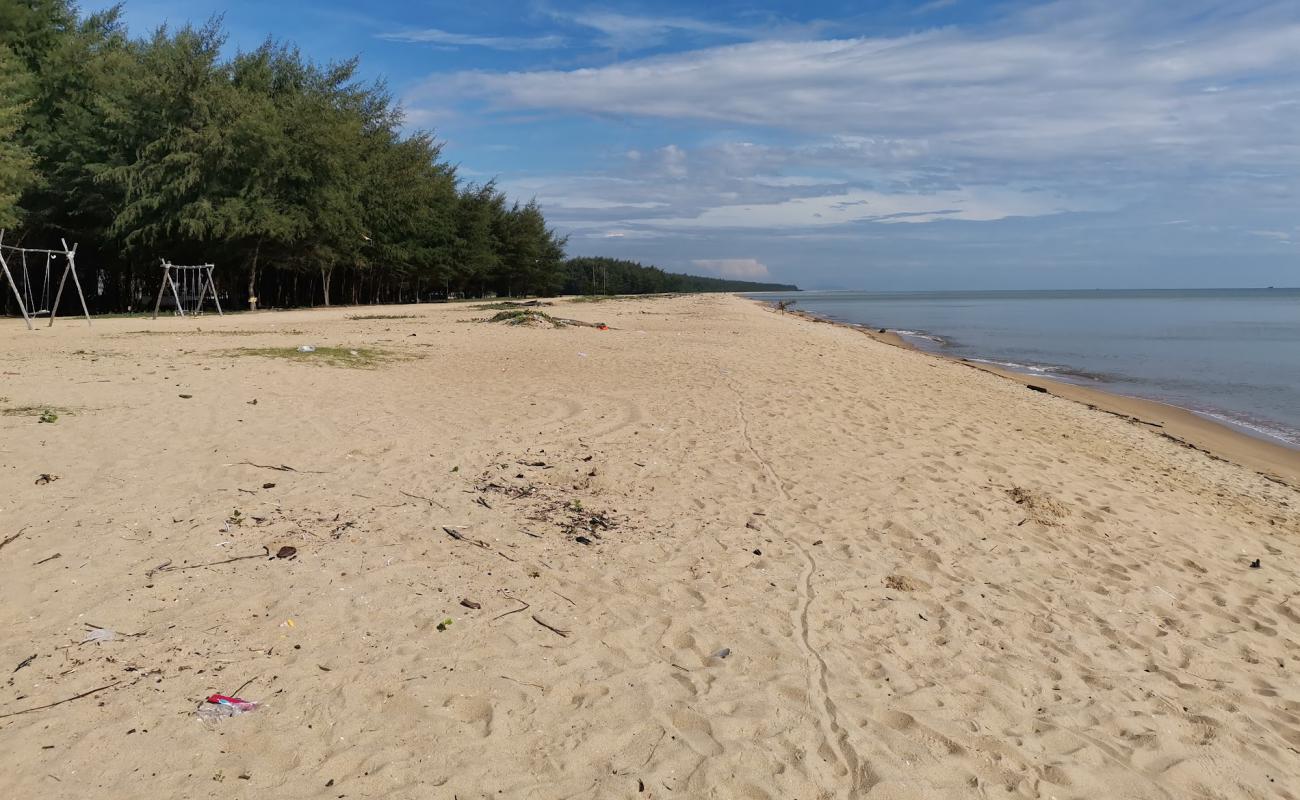 Foto de Seri Tujuh Beach con arena brillante superficie