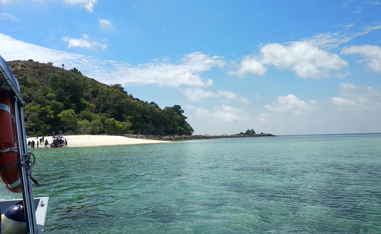 Foto de Pulau Kukus con brillante arena fina superficie