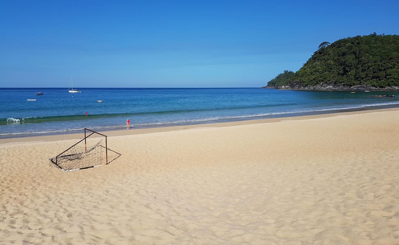 Foto de Pantai Kampung Juara con arena brillante superficie