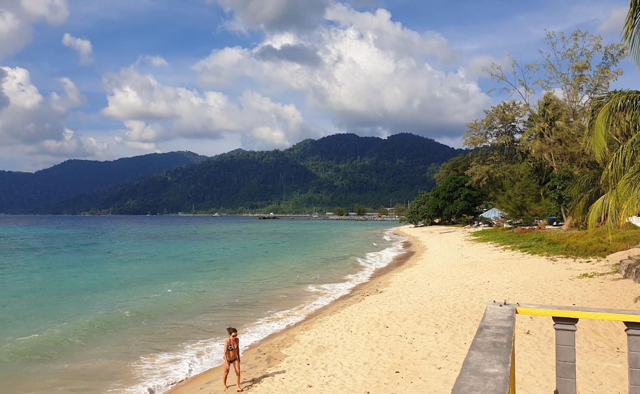 Foto de South bay Tioman con arena brillante superficie