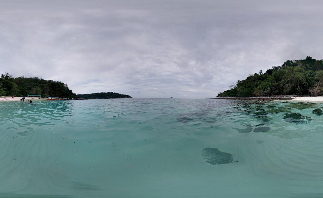 Foto de Pulau Tulai Beach II con arena blanca superficie