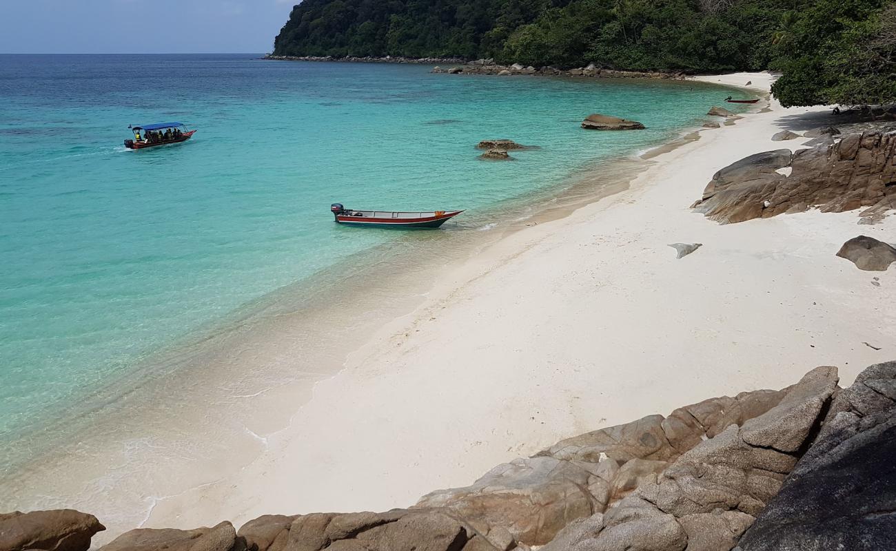 Foto de Playa Romántica con arena brillante superficie