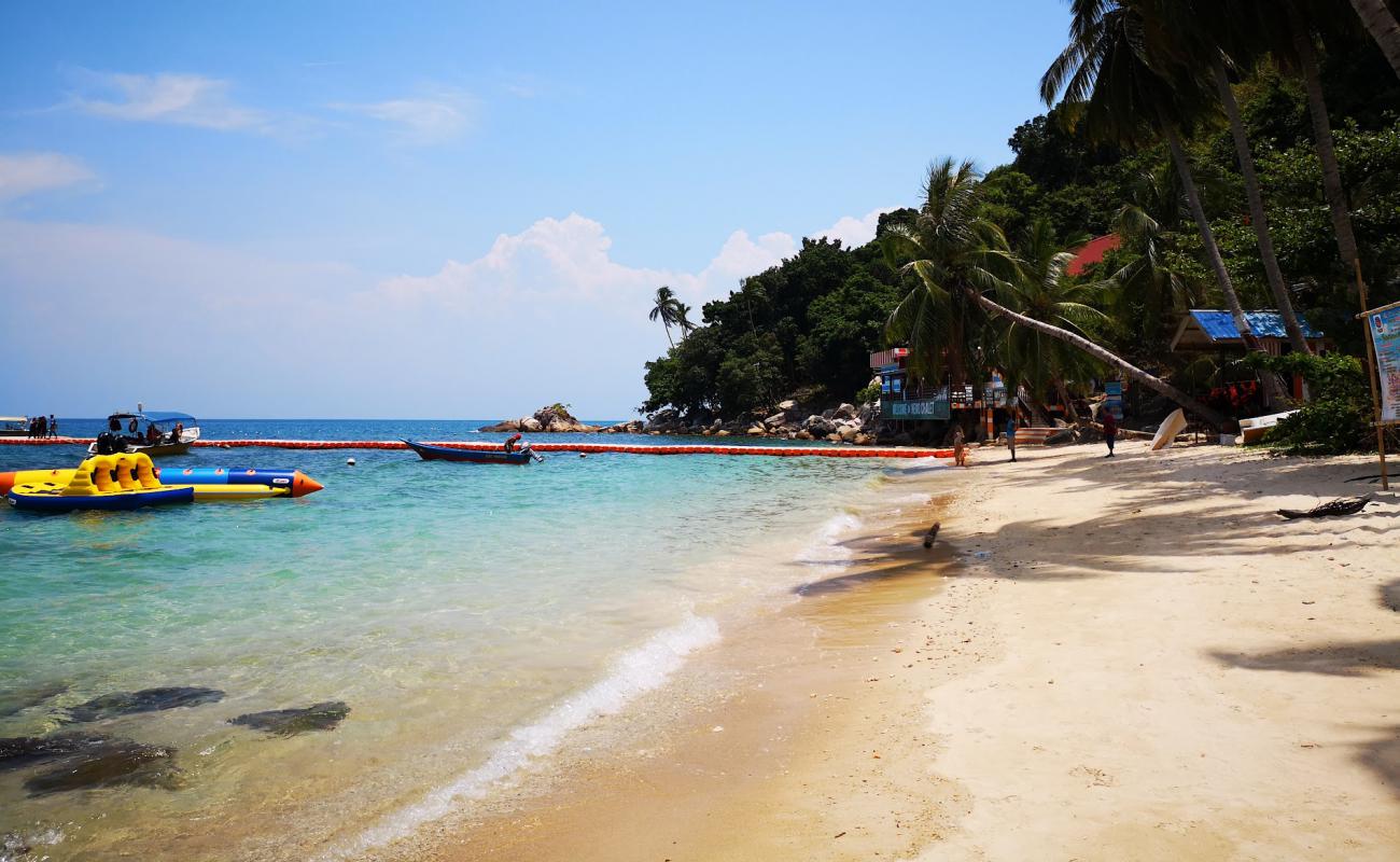 Foto de Perhentian Hazipah con arena brillante superficie