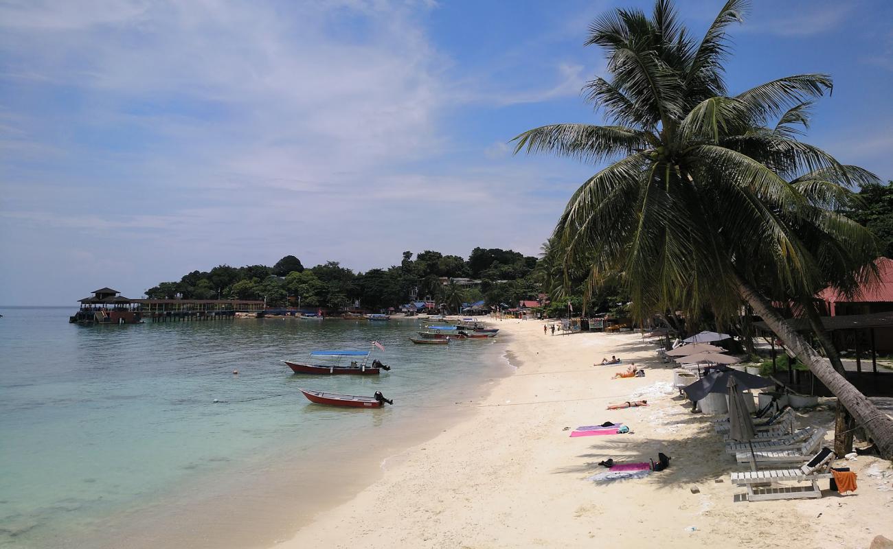 Foto de Coral Bay Perhentian Kecil con arena brillante superficie