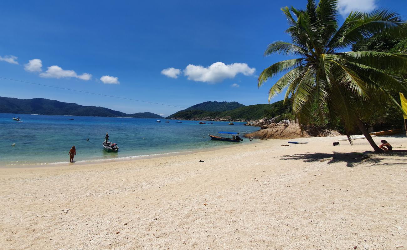 Foto de D'Lagoon Beach con arena brillante superficie