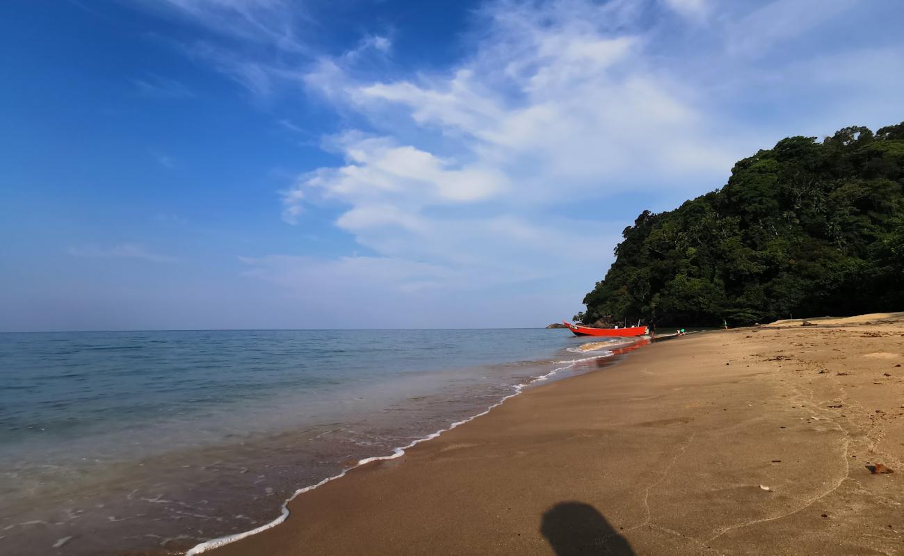 Foto de Labuan Gadung Bay Beach con arena brillante superficie