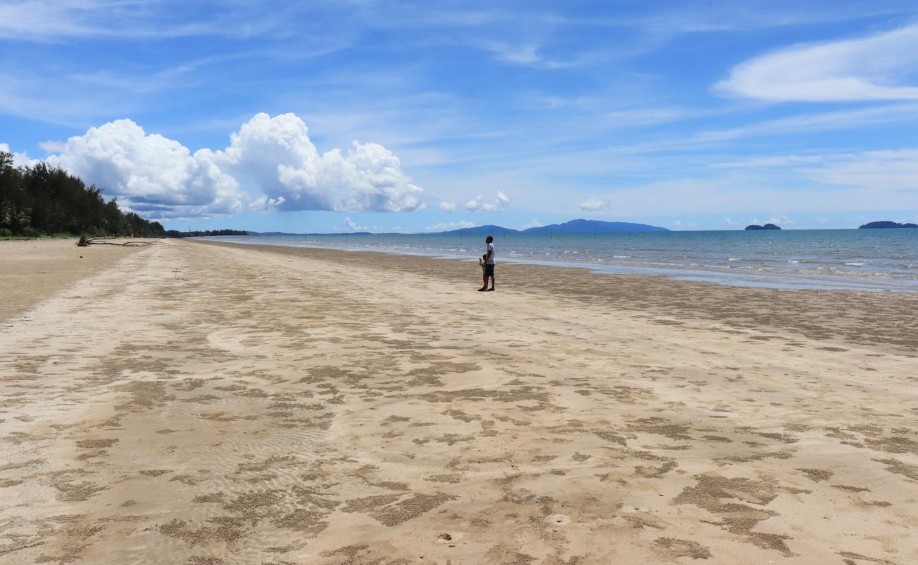 Foto de Pugu Lundu Beach con brillante arena fina superficie