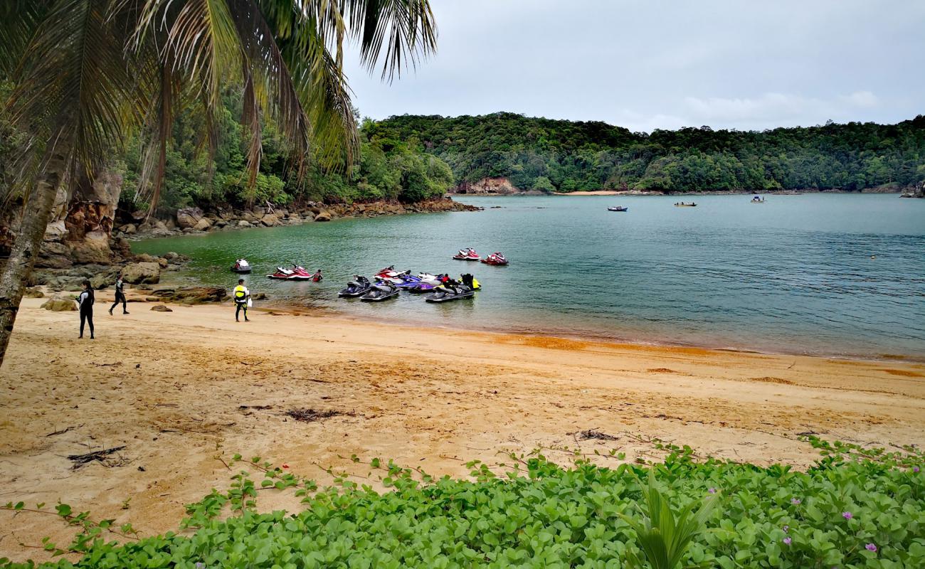 Foto de Pulau Lakei Beach con arena brillante superficie