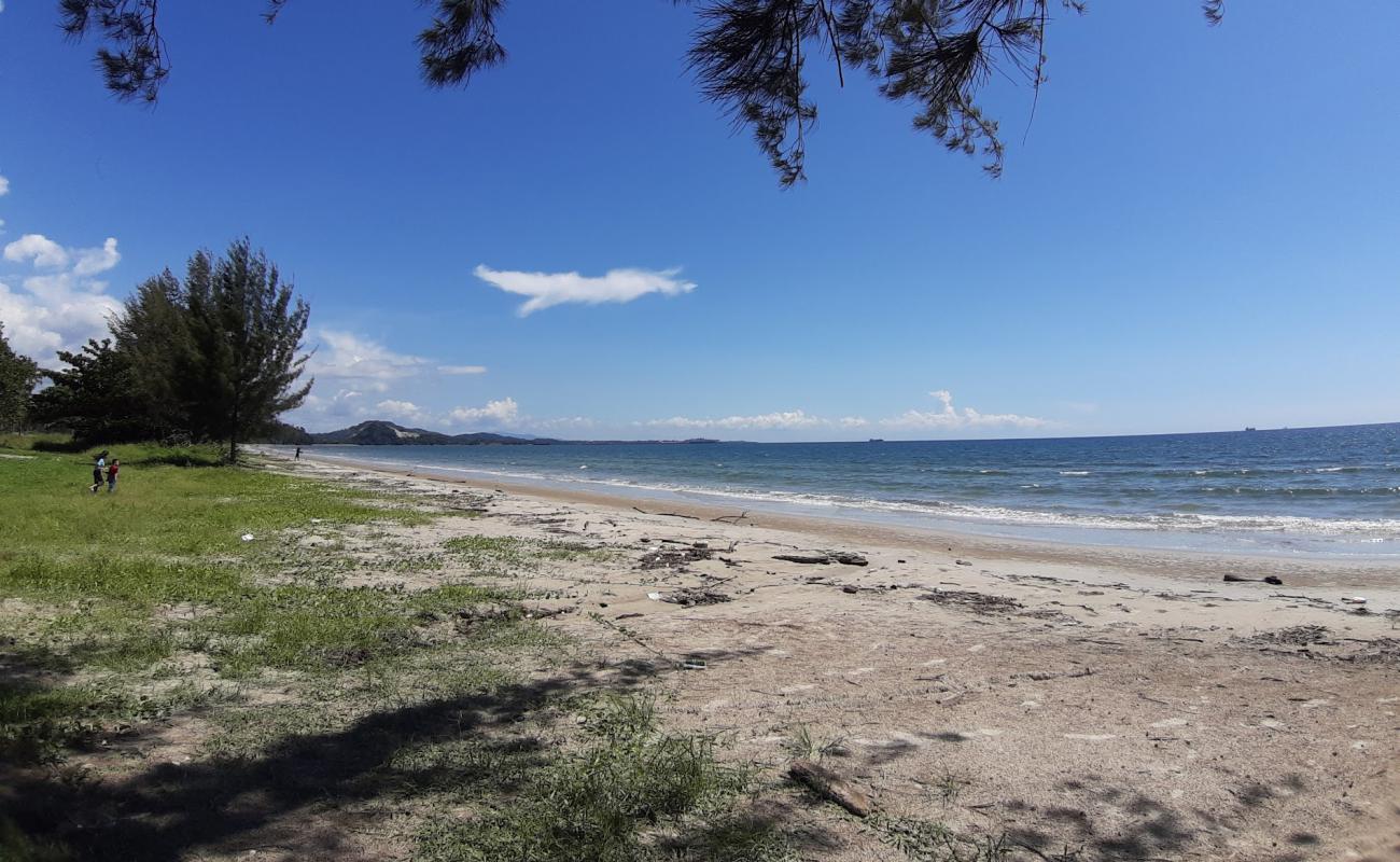 Foto de Merintaman Sipitang Beach con arena brillante superficie