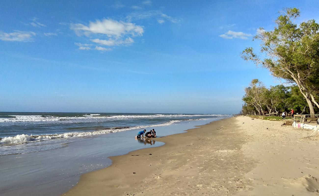 Foto de Shabandar Beach con arena brillante superficie