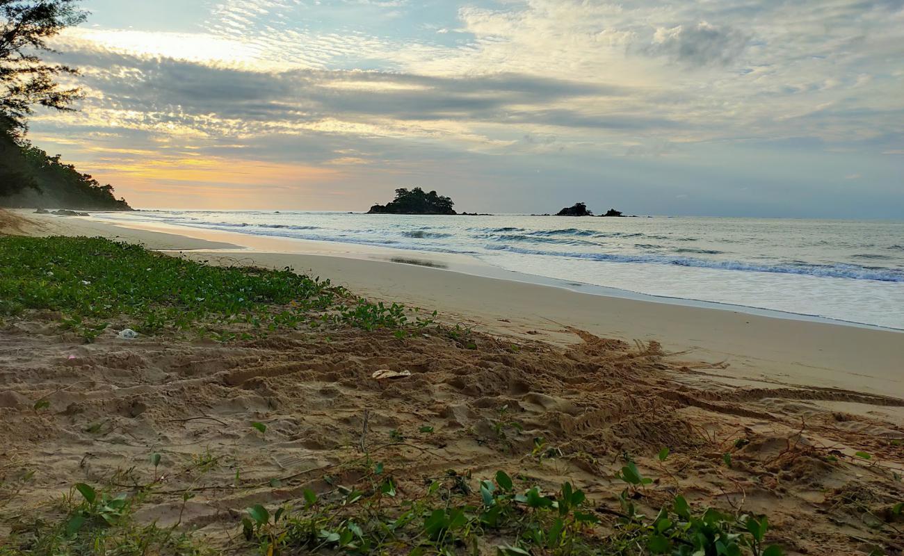 Foto de Lok Nunsung Beach con brillante arena fina superficie