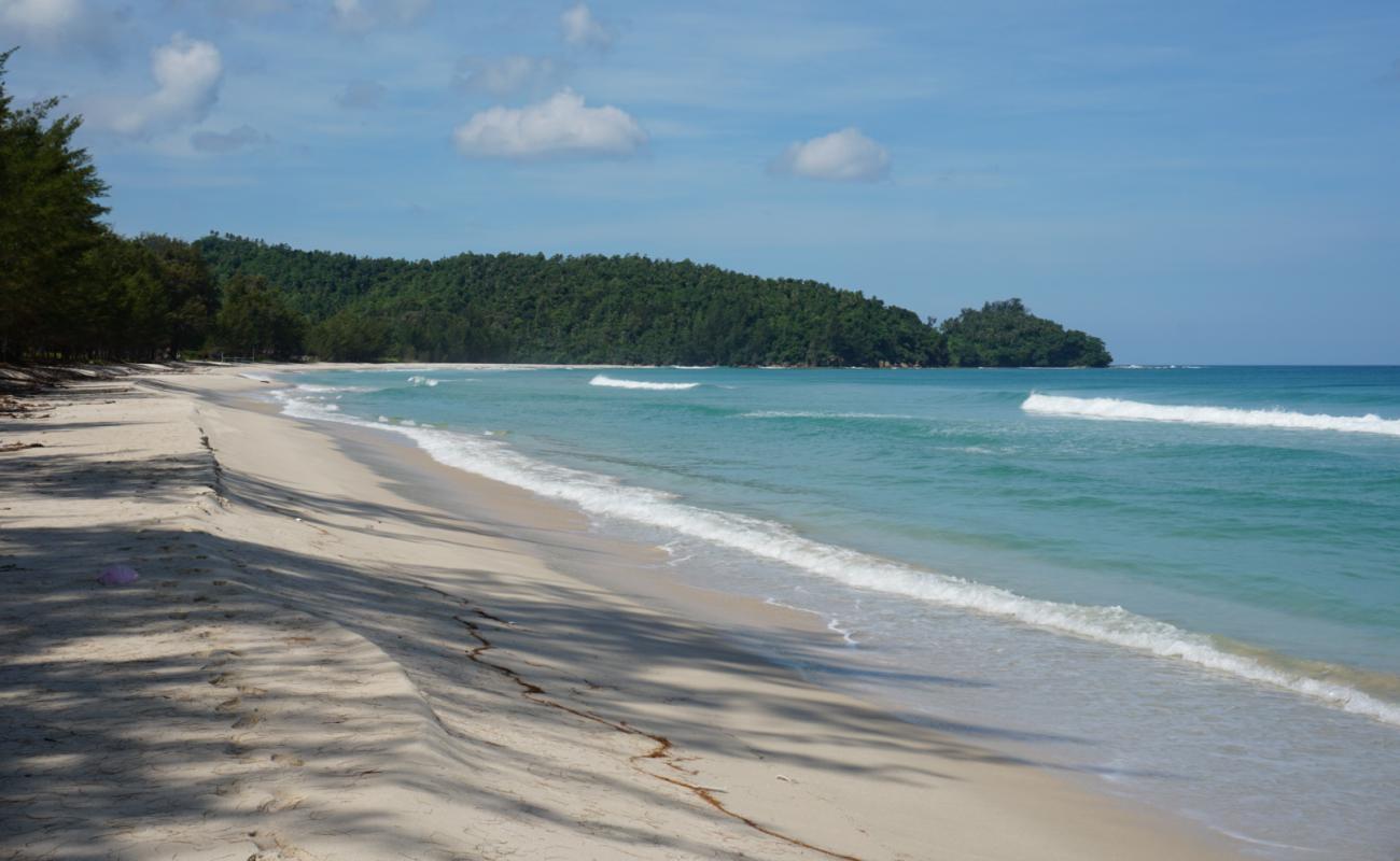 Foto de Kalampunian Beach con brillante arena fina superficie