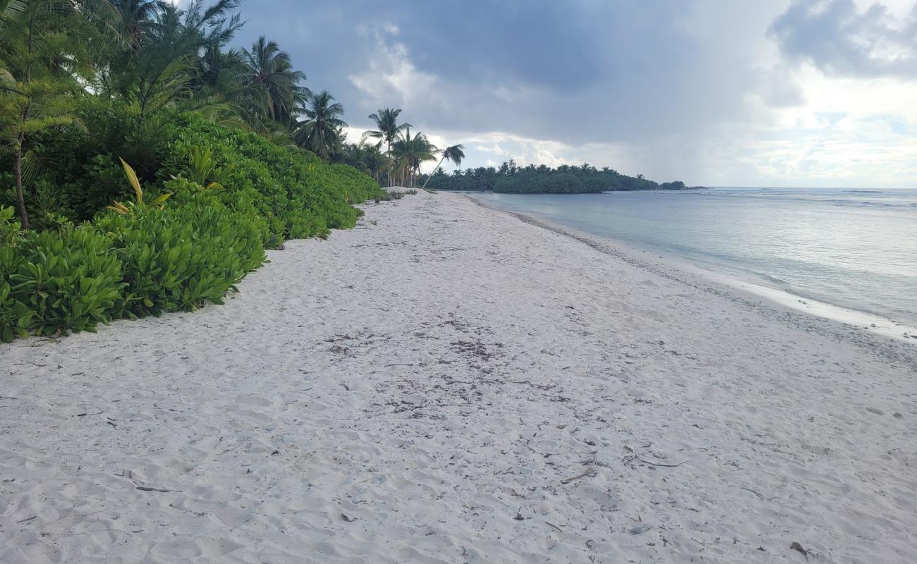 Foto de Meedhoo Beach con arena blanca superficie