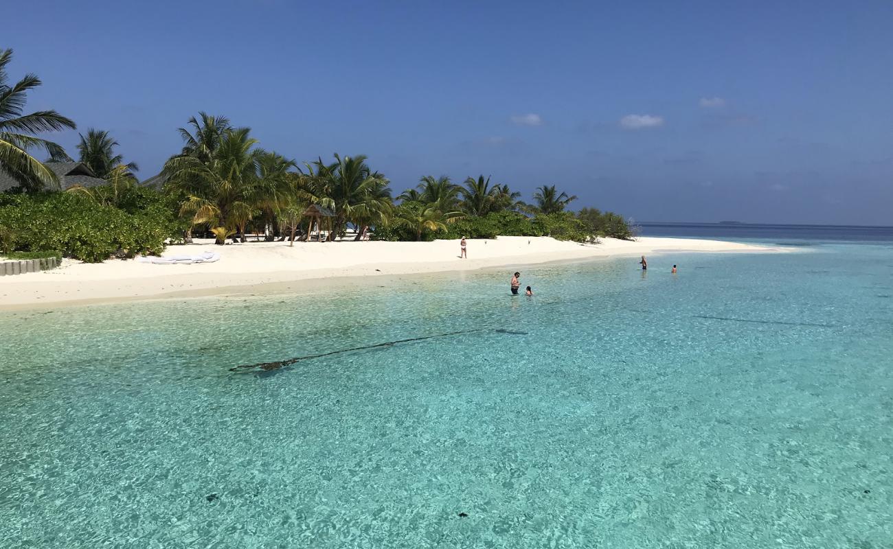 Foto de Amari Havodda Beach con arena fina blanca superficie