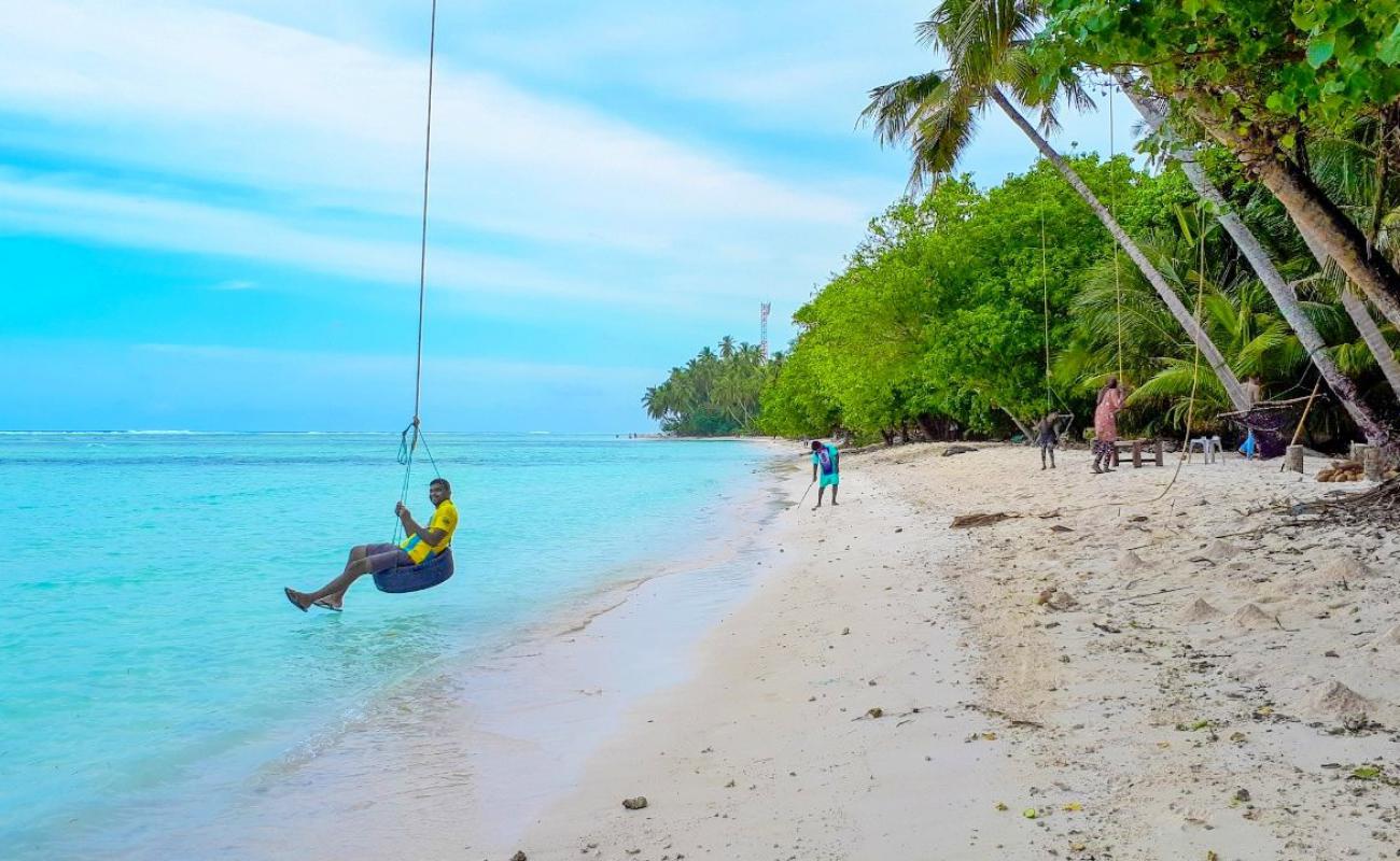 Foto de Fonadhoo Beach con arena brillante superficie