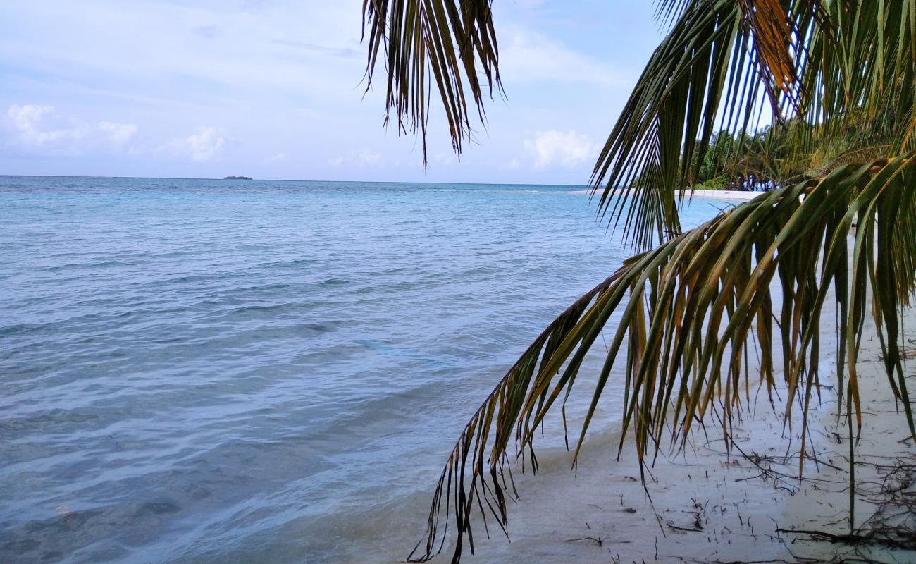 Foto de Vandhoo Beach con arena blanca superficie