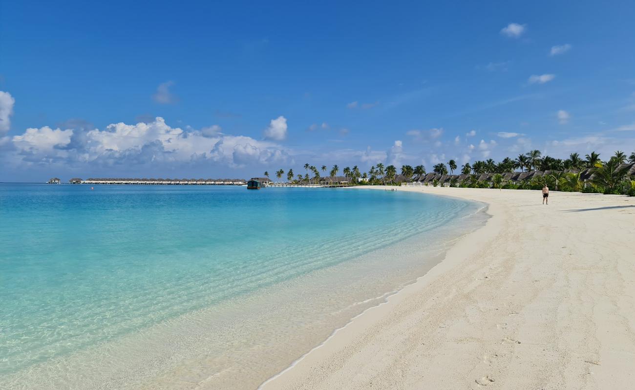 Foto de Playa Sun Siyam con arena fina blanca superficie