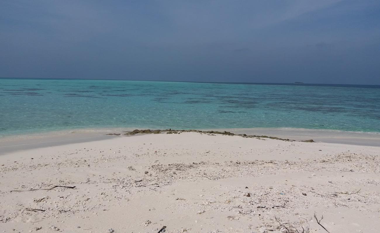 Foto de Dhiguvarufinolhu Beach con arena brillante y rocas superficie