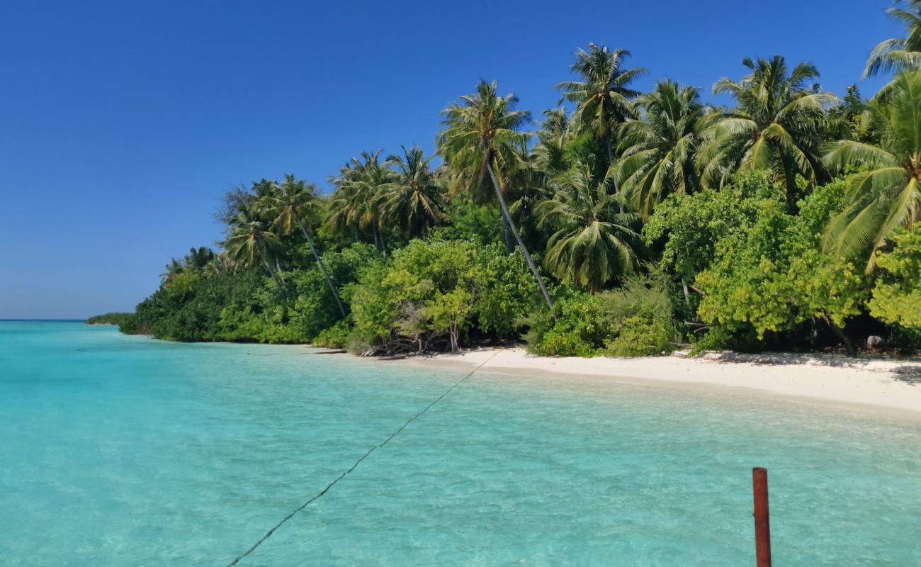 Foto de Villingillivaru Beach con arena blanca superficie