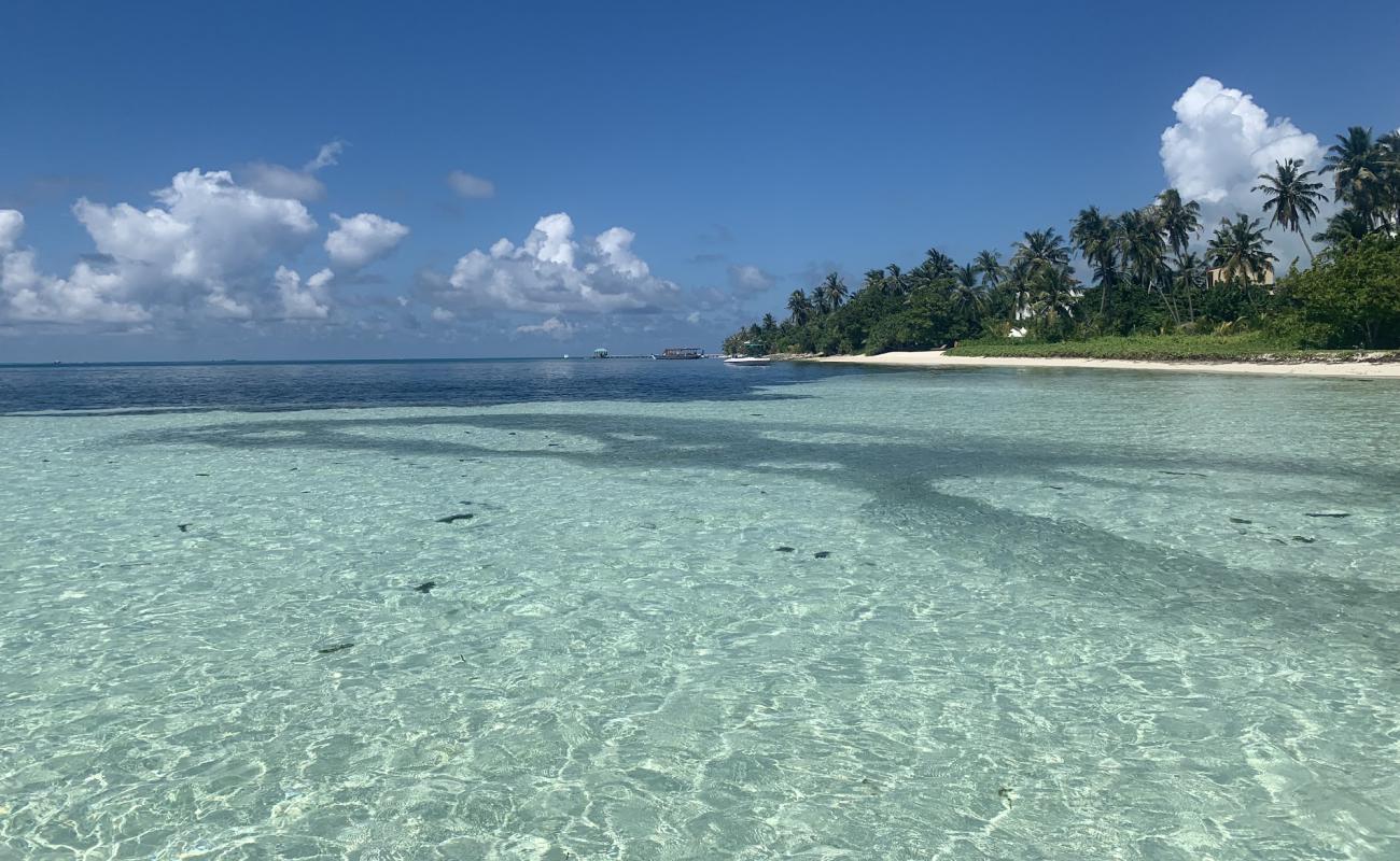 Foto de Dhangethi Beach con arena blanca superficie