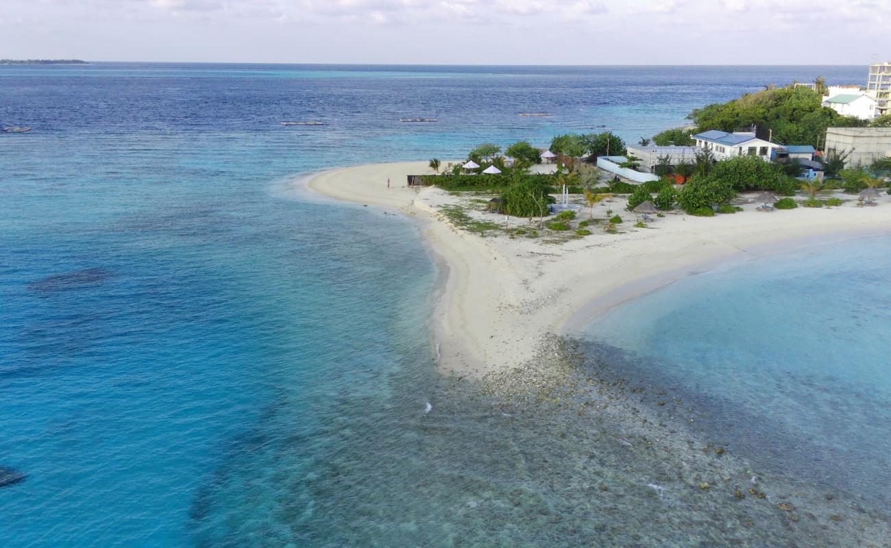 Foto de Bikini Beach Mahibadhoo con arena/guijarros blanco superficie