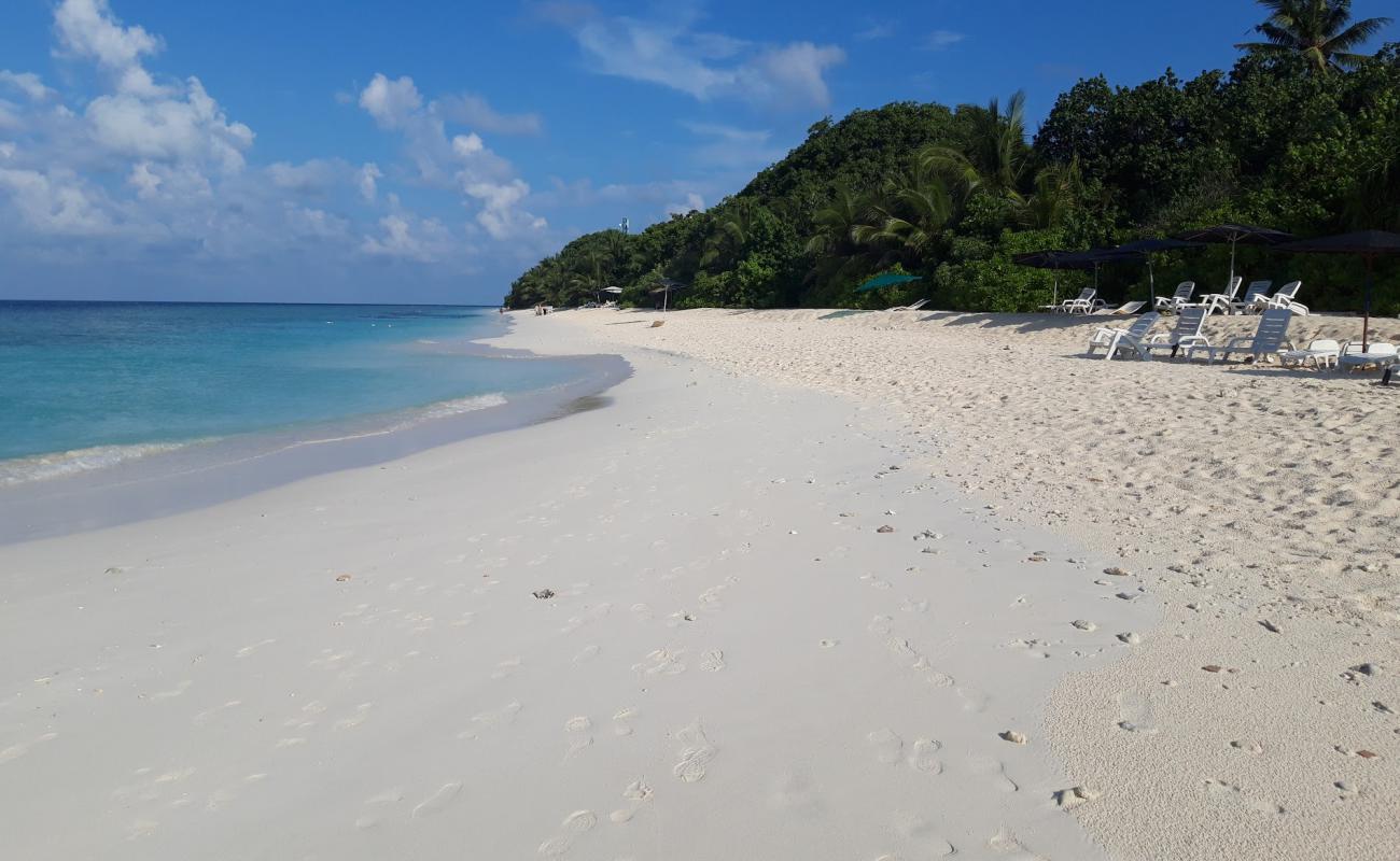 Foto de Gunbaru Beach con arena blanca superficie