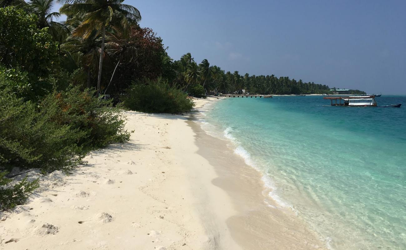 Foto de Mandhoo Beach con arena blanca superficie