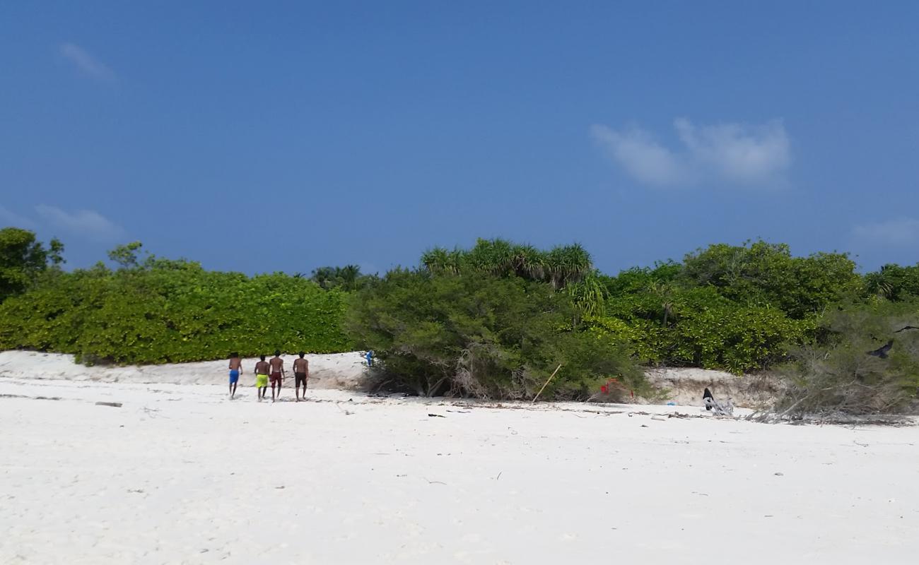 Foto de Hulhudhoo Beach con arena blanca superficie