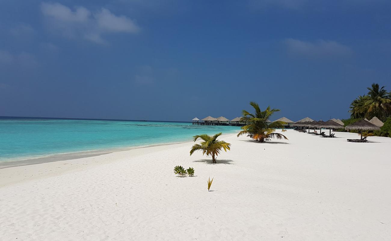 Foto de Playa de la Isla Kihaadhuffaru con arena fina blanca superficie