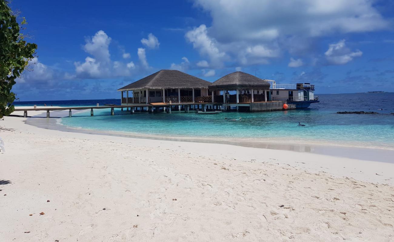 Foto de Hirundhoo Island Beach con arena fina blanca superficie