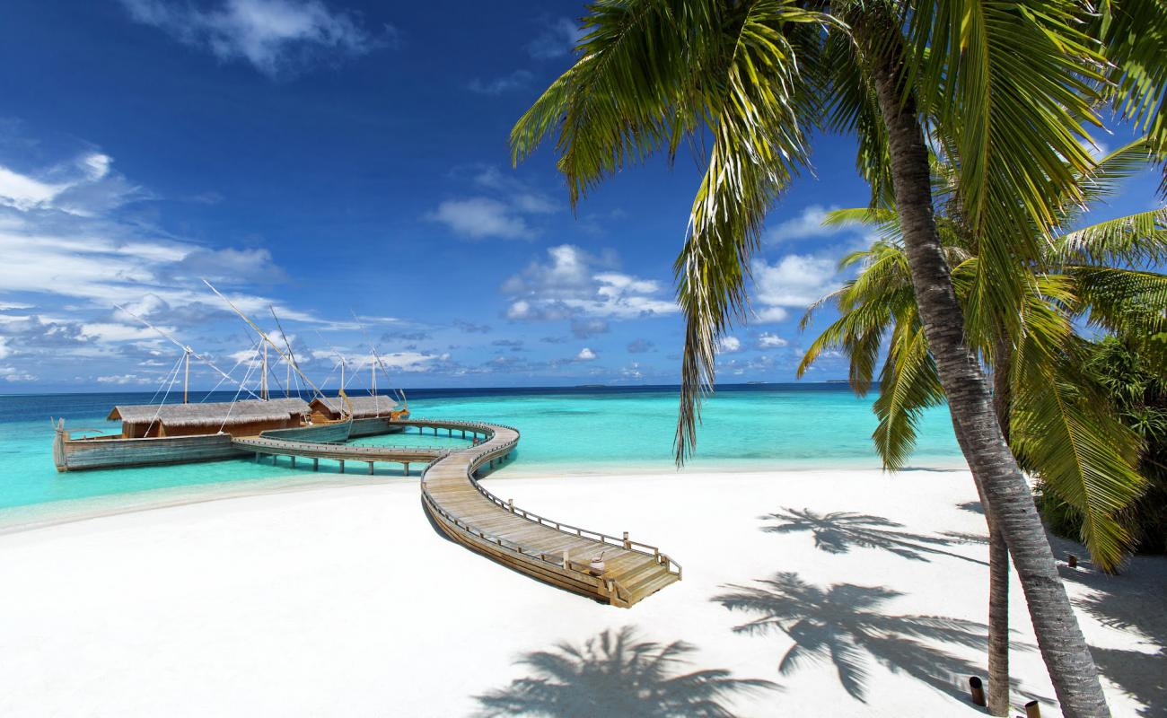 Foto de Playa de la Isla Milaidhoo con arena fina blanca superficie