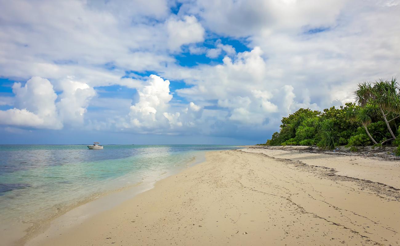 Foto de Lhossalafushi Island Beach con arena brillante superficie