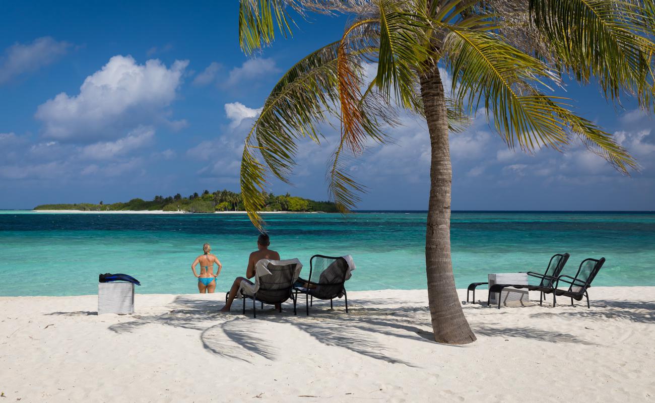 Foto de Playa de la Isla Kanuhuraa con arena blanca superficie