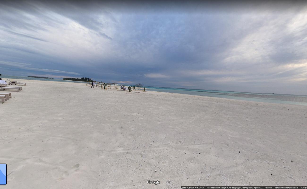 Foto de Medhaadihuraa Beach con agua cristalina superficie