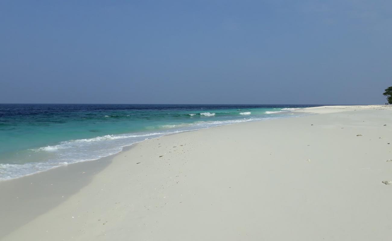 Foto de Innamaadhoo Island Beach con arena brillante superficie