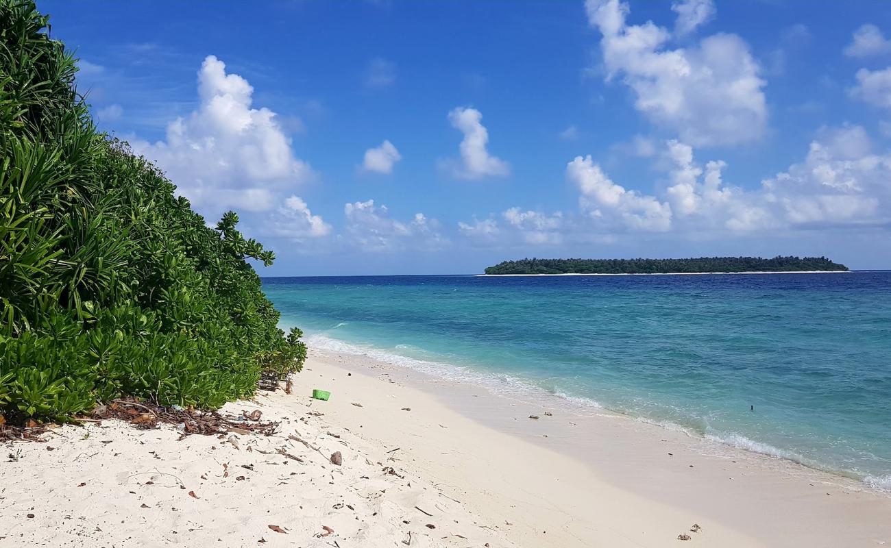 Foto de Hulhudhuffaaru Beach con arena brillante superficie