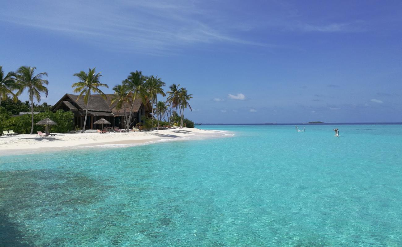 Foto de Playa de la Isla Furaveri con arena blanca superficie