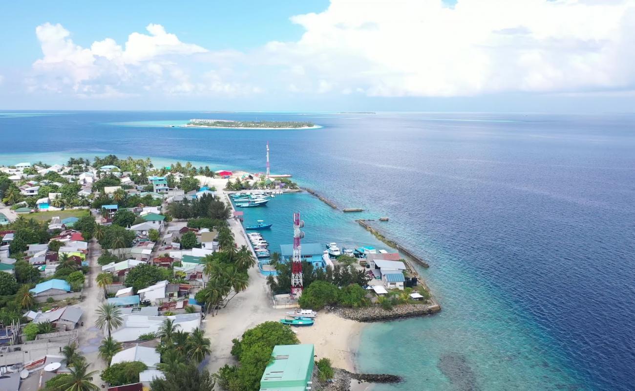 Foto de Maduvvari Beach con arena brillante y rocas superficie