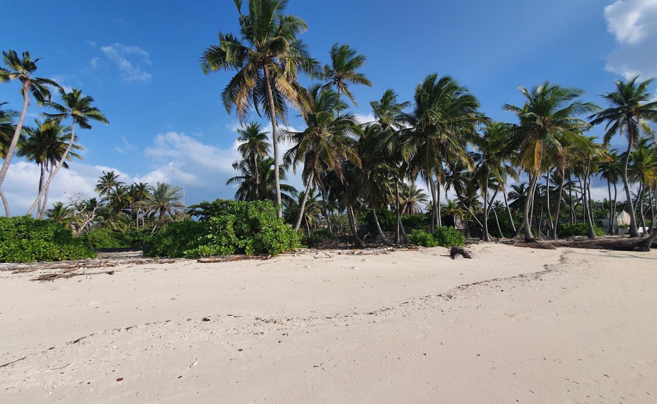 Foto de Hathifushi beach con arena brillante superficie