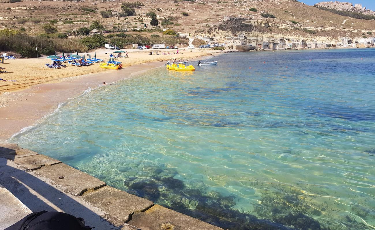 Foto de Gnejna Beach con arena brillante superficie