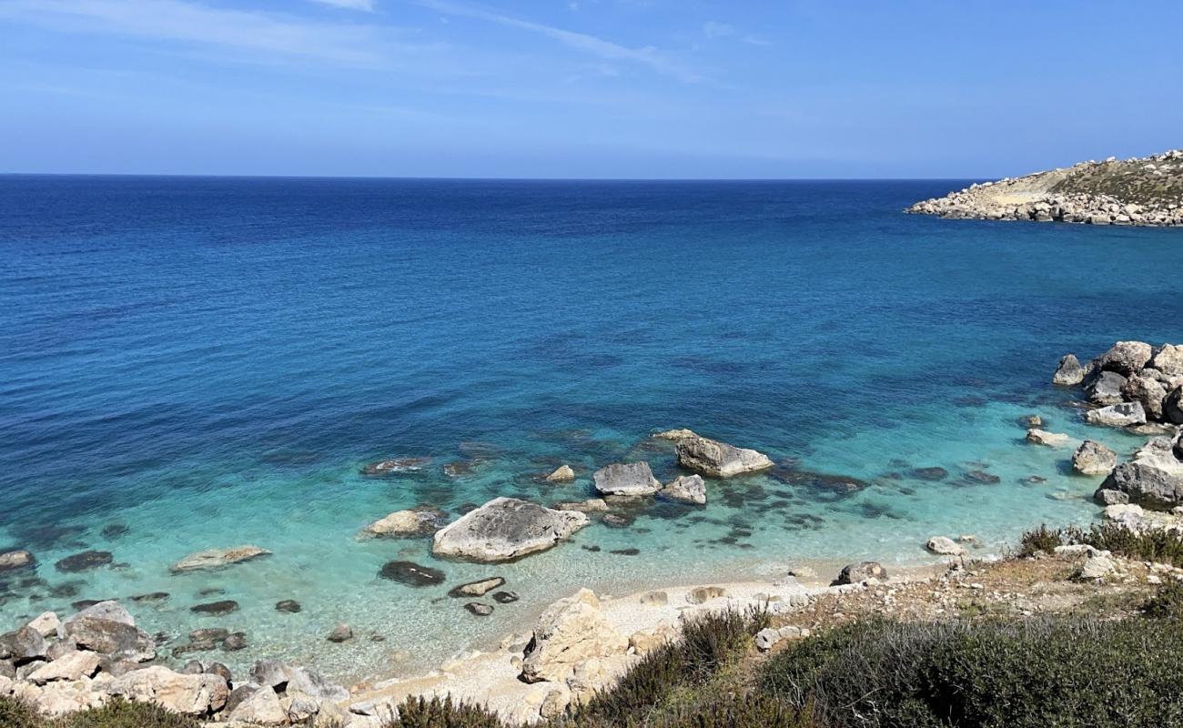 Foto de Imgiebah Bay con arena brillante y rocas superficie