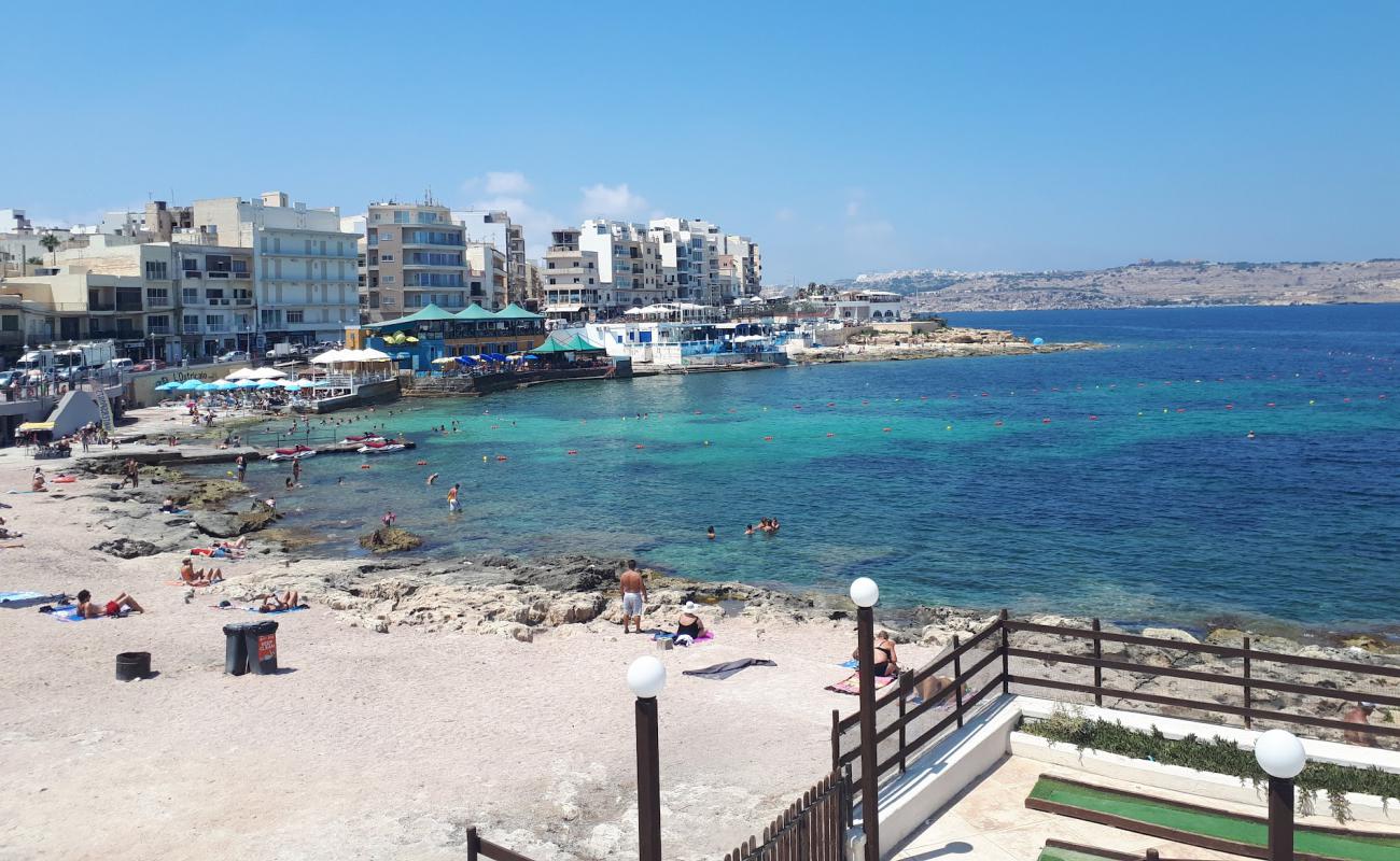 Foto de Bugibba Beach con arena brillante y rocas superficie