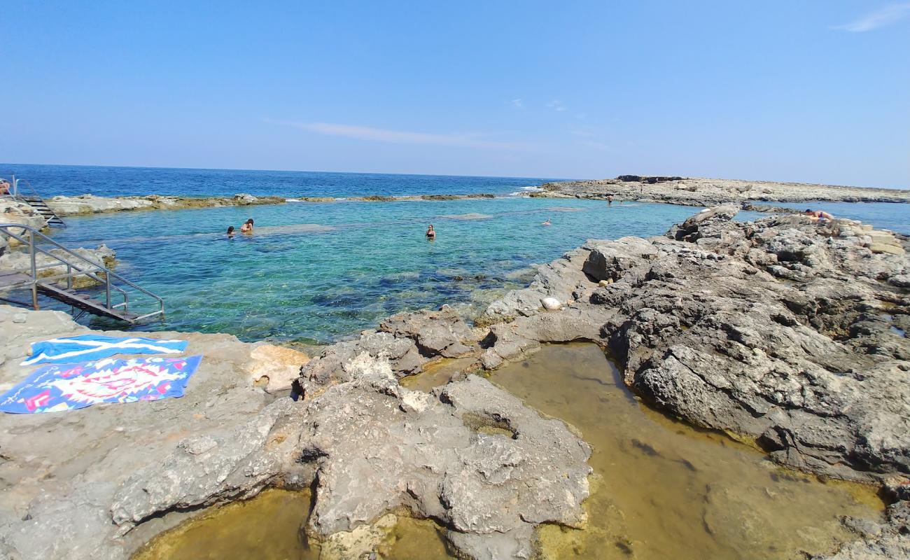 Foto de Qawra Point Beach con piedra superficie